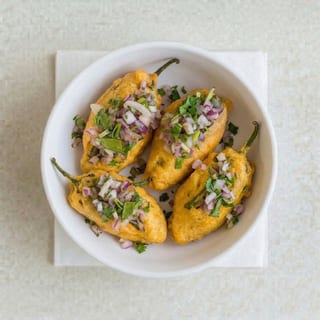 Mirchi Bajji With Onion (3 PCs)